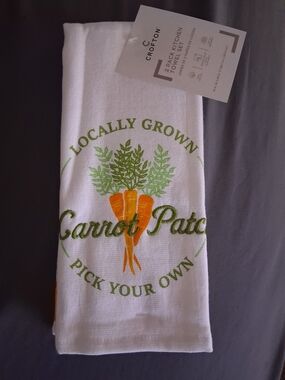Croton White & Orange 'Carrot Patch' Kitchen Towel